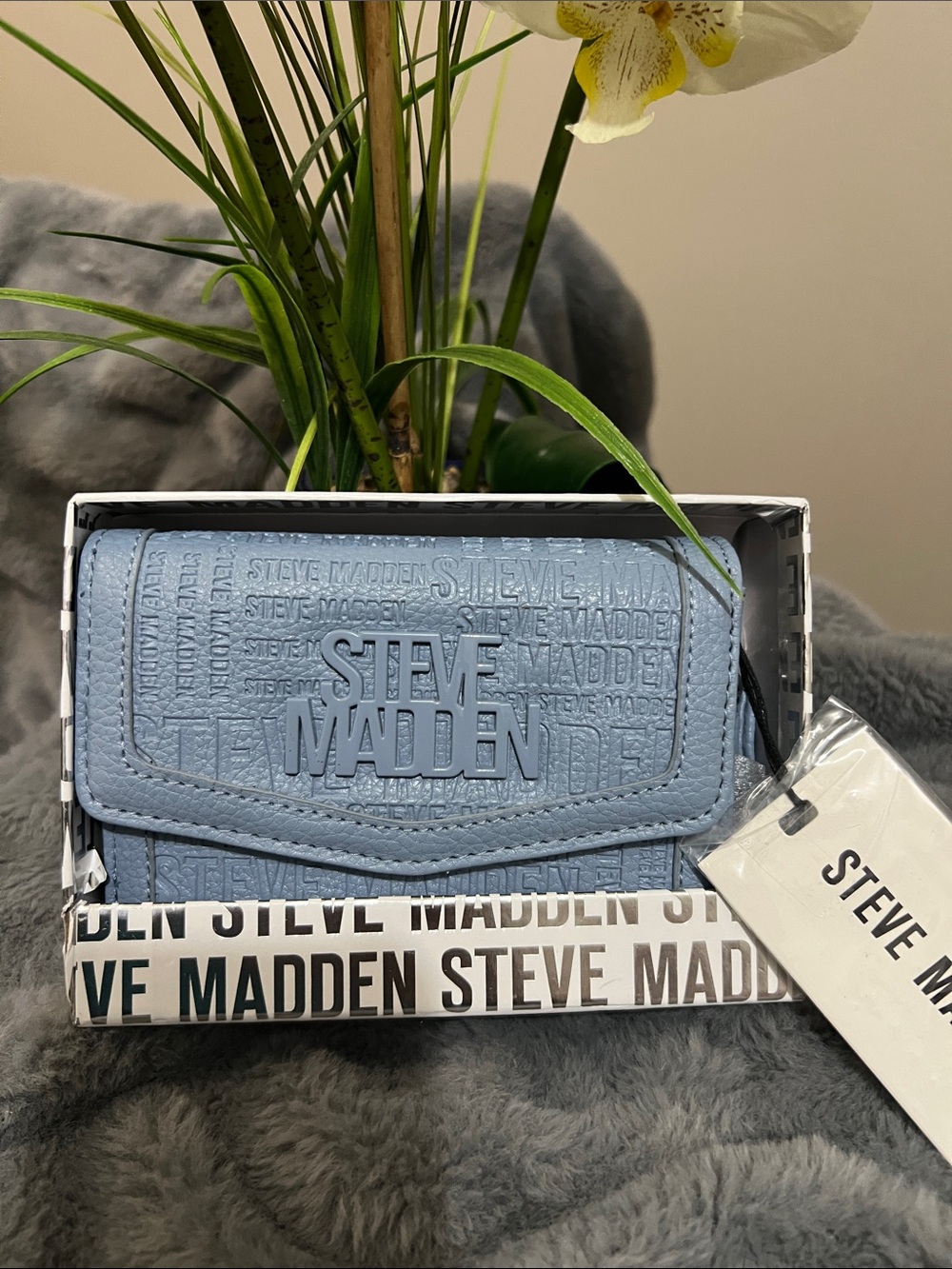Steve Madden Bbrett Blue Embossed Logo Wallet / Wristlet NWT retail $54 - Picture 3 of 7